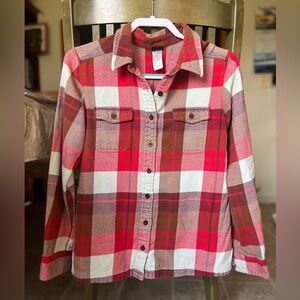 Patagonia 100% organic cotton women’s button down plaid shirt. Size 8 EUC